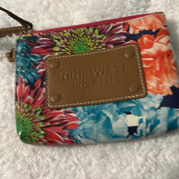 Nine West Multicolor Floral Wristlet nwot pretty. 7X5 in. Nice wristlet. - Picture 6 of 6
